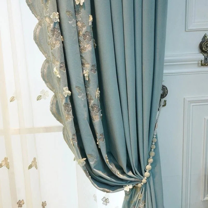 Rideaux élégants bleu clair avec des motifs floraux délicats, parfaits pour embellir votre salon ou chambre. Accessoirisés avec un embrasse de perles, ces rideaux ajoutent une touche de raffinement et de douceur à votre décoration intérieure. Idéal pour créer une ambiance chaleureuse et accueillante.