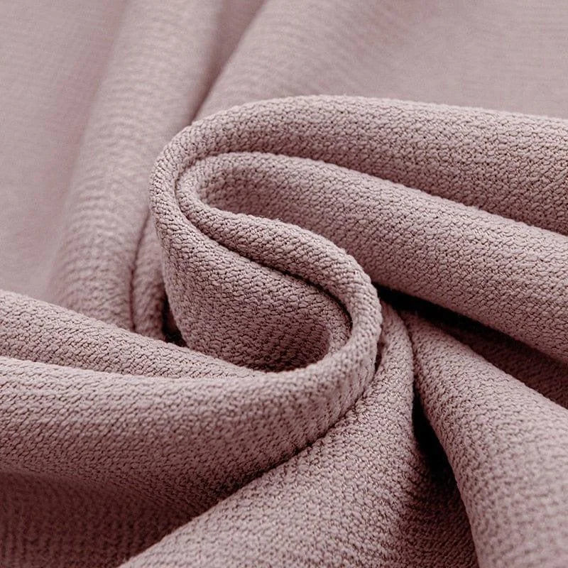 Texture douce de tissu rose clair pour décoration intérieure, idéal pour ajout d'élégance dans la maison. Drapé esthétique et couleur apaisante pour un style moderne et raffiné. Transforme l'ambiance de votre salon ou chambre avec ce tissu tendance.