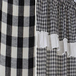 Rideaux à carreaux noirs et blancs avec volants élégants, parfaits pour ajouter une touche de charme vintage à votre intérieur. Ces rideaux conviendront idéalement aux cuisines ou salles à manger, offrant une ambiance chaleureuse et accueillante avec leur motif classique et intemporel.
