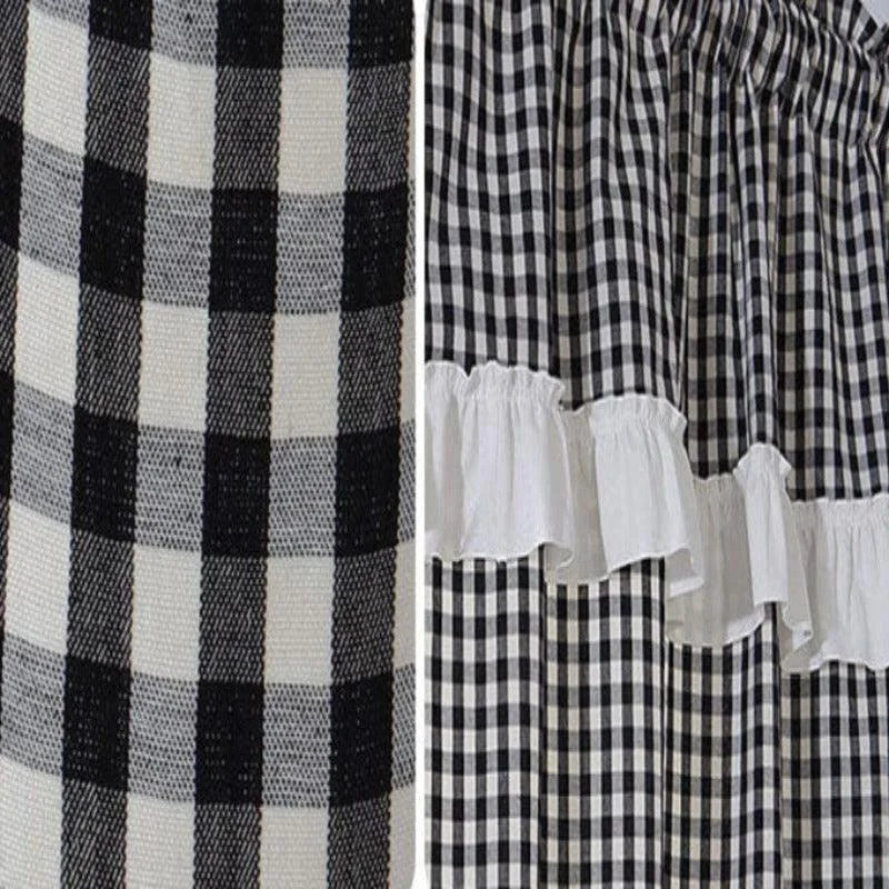 Rideaux à carreaux noirs et blancs avec volants élégants, parfaits pour ajouter une touche de charme vintage à votre intérieur. Ces rideaux conviendront idéalement aux cuisines ou salles à manger, offrant une ambiance chaleureuse et accueillante avec leur motif classique et intemporel.