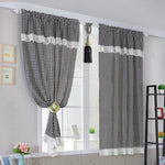 Rideaux à carreaux noirs et blancs avec volants décoratifs, parfaits pour ajouter une touche élégante à votre salon ou chambre. Idéal pour créer une ambiance chaleureuse et moderne, ces rideaux apportent style et raffinement à votre intérieur. Transformez vos espaces avec ce design intemporel et chic.