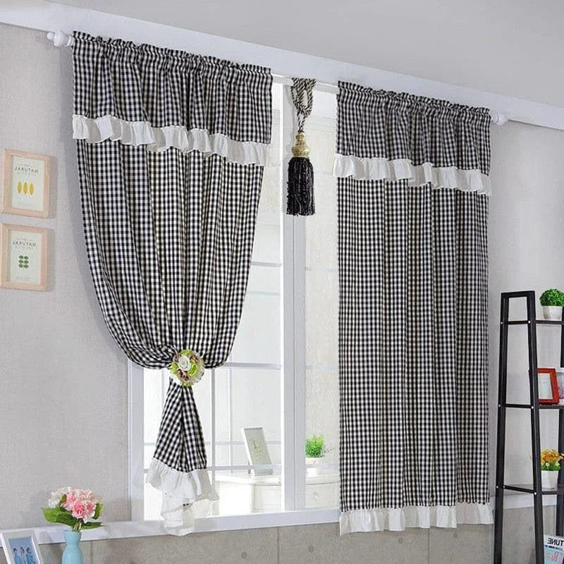 Rideaux à carreaux noirs et blancs avec volants décoratifs, parfaits pour ajouter une touche élégante à votre salon ou chambre. Idéal pour créer une ambiance chaleureuse et moderne, ces rideaux apportent style et raffinement à votre intérieur. Transformez vos espaces avec ce design intemporel et chic.