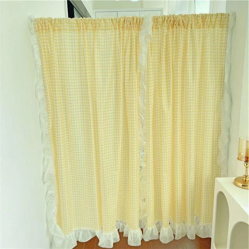 Rideaux à carreaux jaunes avec bordures à volants, parfaits pour ajouter une touche champêtre et élégante à votre intérieur. Ces rideaux, doux et légers, créent une atmosphère lumineuse et accueillante dans n'importe quelle pièce. Idéal pour une décoration de style cottage ou vintage, ils s'harmonisent aisément avec différents styles d'aménagement. Transformez votre espace avec ces rideaux charmants et fonctionnels, conçus pour embellir vos fenêtres tout
