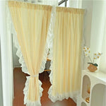Rideaux décoratifs élégants, à carreaux jaunes, parfaits pour ajouter une touche vintage à votre intérieur. La finition à volants apporte une note romantique, idéale pour les salons ou chambres lumineuses. Transformez l’atmosphère de votre pièce avec ces rideaux au style charmant et accueillant.