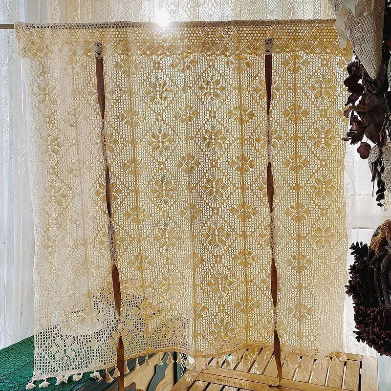 Rideau décoratif en dentelle, motif floral élégant, parfait pour apporter une touche de charme classique à votre intérieur. Idéal pour la décoration de salons, chambres ou cuisines, ce rideau filtre la lumière tout en préservant l'intimité. Accessoire indispensable pour sublimer vos fenêtres avec style et sophistication.