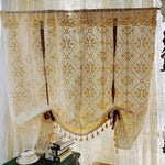Rideau décoratif en dentelle avec motifs floraux pour fenêtres, ajoutant une touche élégante et rétro à votre intérieur. Parfait pour créer une ambiance chaleureuse et intime dans votre maison. Idéal pour le salon et la chambre. Accessoire de décoration raffiné, ce rideau se marie bien avec un style vintage ou bohème.