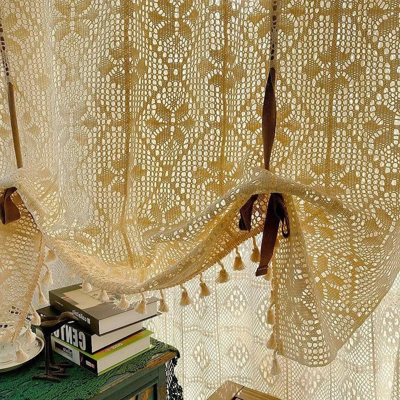 Rideaux décoratifs élégants avec motifs floraux, ajoutant une touche vintage à votre intérieur. Idéals pour filtrer la lumière et créer une atmosphère chaleureuse dans le salon ou la chambre. Accessoirisés avec des pompons pour une finition charmante.