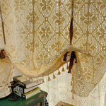Rideaux décoratifs élégants avec motifs floraux, ajoutant une touche vintage à votre intérieur. Idéals pour filtrer la lumière et créer une atmosphère chaleureuse dans le salon ou la chambre. Accessoirisés avec des pompons pour une finition charmante.