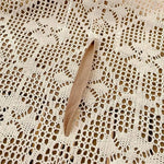 Tissu ajouré beige avec motif géométrique élégamment conçu pour une décoration intérieure raffinée. Accessoire polyvalent parfait pour sublimer vos projets créatifs et ajouter une touche d'élégance à votre environnement.