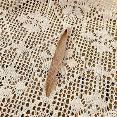 Tissu ajouré beige avec motif géométrique élégamment conçu pour une décoration intérieure raffinée. Accessoire polyvalent parfait pour sublimer vos projets créatifs et ajouter une touche d'élégance à votre environnement.