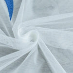 Voile blanc léger et transparent disposé en pli lisse, idéal pour la décoration intérieure ou la confection de vêtements délicats.