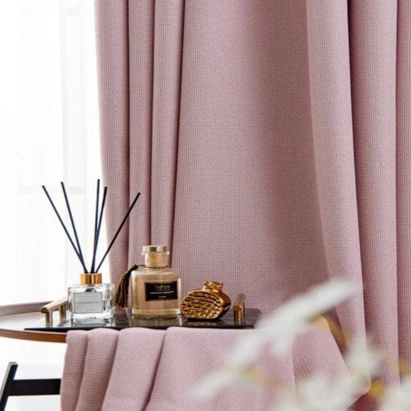 Rideau élégant couleur rose pastel pour une ambiance douce et chaleureuse dans votre intérieur. Parfait pour ajouter une touche raffinée à votre salon ou chambre. Accessoirisé avec un ensemble parfumé et décoratif pour compléter la décoration. Idéal pour créer une atmosphère apaisante et accueillante.