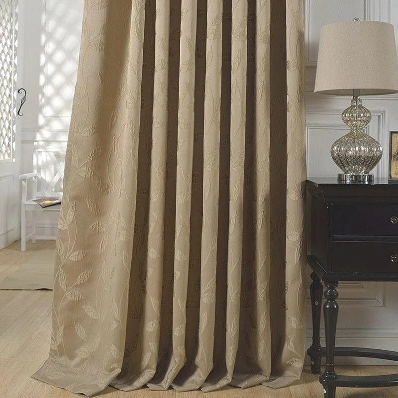 Rideau élégant avec motifs floraux, idéal pour une décoration intérieure raffinée. Parfait pour ajouter une touche de sophistication à votre salon ou chambre. Couleur beige apaisante pour un effet chaleureux. Accentuera magnifiquement tout espace de vie avec une allure chic et intemporelle.