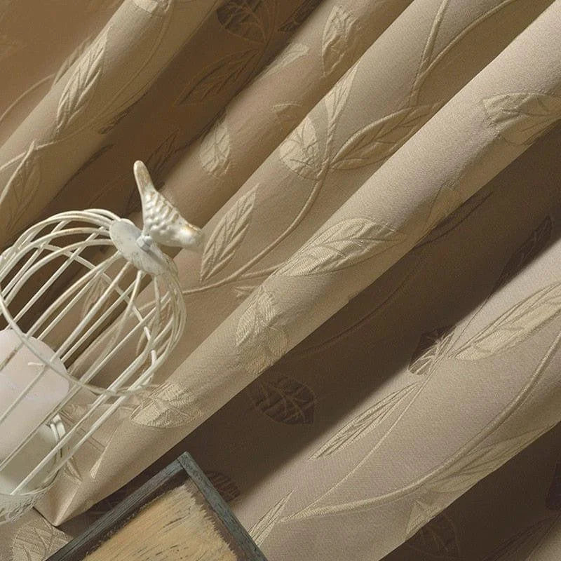 Rideau beige à motifs feuillus élégant et raffiné pour habiller vos fenêtres. Design subtil idéal pour apporter une touche nature à votre intérieur. Accessoire déco parfait pour salon ou chambre à coucher.