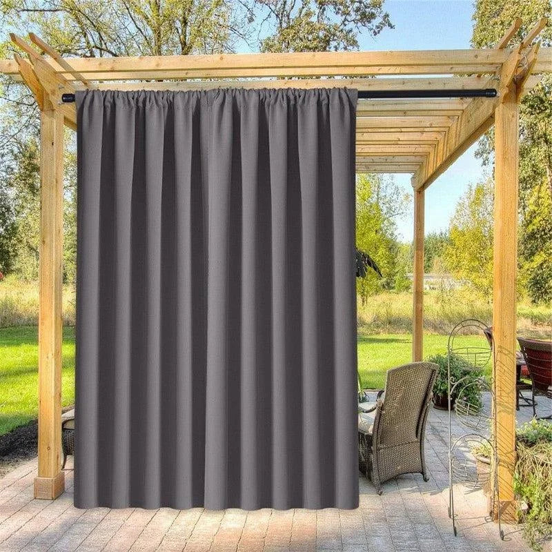 Rideau d'extérieur gris anthracite pour pergola, idéal pour créer un espace ombragé et intimiste dans le jardin. Accessoire pratique pour se protéger du soleil et des regards indiscrets tout en ajoutant une touche élégante à votre aménagement extérieur.