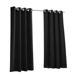 Rideau occultant noir élégant avec œillets pour une fixation facile, idéal pour bloquer la lumière et offrir une intimité optimale. Design moderne adapté à tout type de décoration intérieure, parfait pour salon, chambre ou bureau. Disponibilité en différentes dimensions.