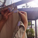 Installation facile et rapide d'un rideau extérieur beige avec système de fixation par scratch, idéal pour embellir et protéger votre espace extérieur. Rendu esthétique et pratique pour terrasse ou balcon.