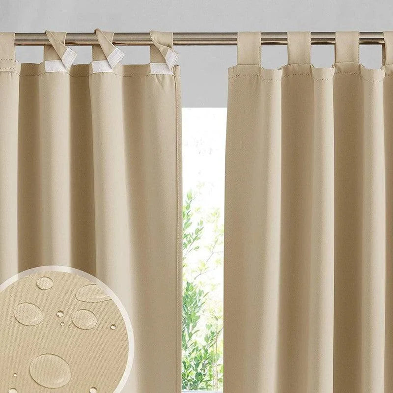 Rideau beige à œillets, idéal pour la décoration intérieure moderne. Sa texture élégante offre une ambiance chaleureuse et contemporaine. Parfait pour le salon ou la chambre, ce rideau isole de la lumière tout en ajoutant une touche de sophistication à votre espace.