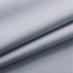 Tissu gris clair pour vêtements et ameublement, idéal pour une décoration moderne et élégante. Cette étoffe est parfaite pour la confection de rideaux, nappes ou housses de coussin, apportant une touche de sophistication à votre intérieur. Polyvalent et esthétiquement plaisant, ce tissu répond à vos besoins de décoration contemporaine.