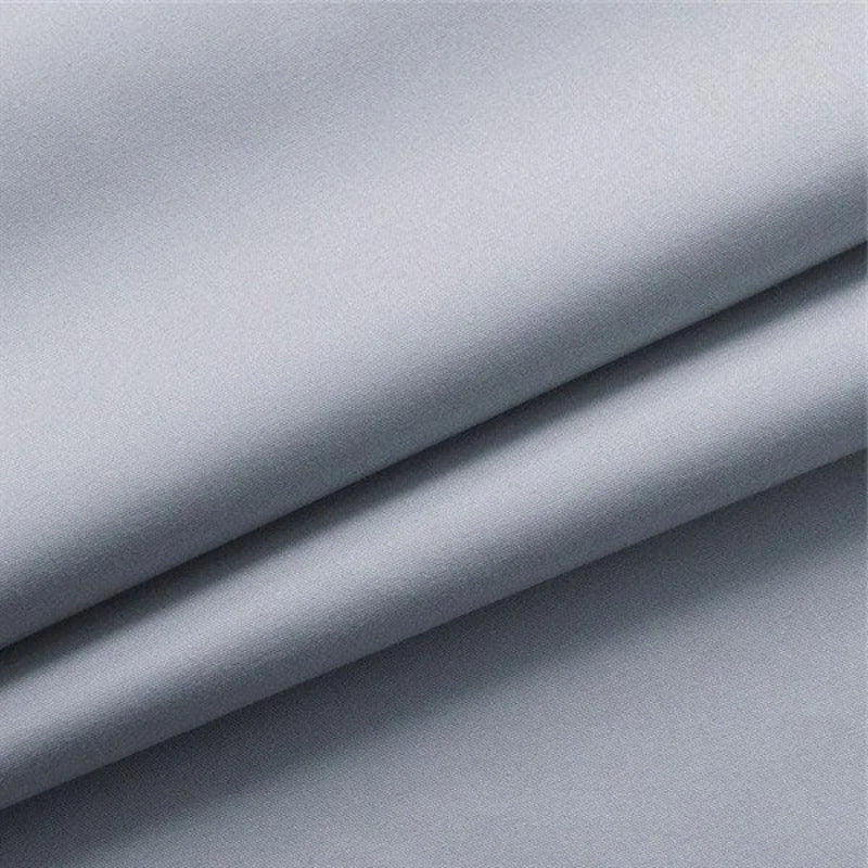 Tissu gris clair pour vêtements et ameublement, idéal pour une décoration moderne et élégante. Cette étoffe est parfaite pour la confection de rideaux, nappes ou housses de coussin, apportant une touche de sophistication à votre intérieur. Polyvalent et esthétiquement plaisant, ce tissu répond à vos besoins de décoration contemporaine.