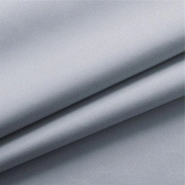 Tissu gris clair pour vêtements et ameublement, idéal pour une décoration moderne et élégante. Cette étoffe est parfaite pour la confection de rideaux, nappes ou housses de coussin, apportant une touche de sophistication à votre intérieur. Polyvalent et esthétiquement plaisant, ce tissu répond à vos besoins de décoration contemporaine.