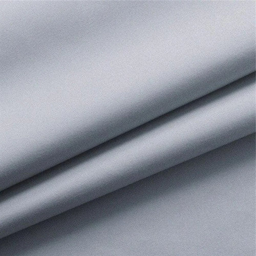 Tissu gris clair pour vêtements et ameublement, idéal pour une décoration moderne et élégante. Cette étoffe est parfaite pour la confection de rideaux, nappes ou housses de coussin, apportant une touche de sophistication à votre intérieur. Polyvalent et esthétiquement plaisant, ce tissu répond à vos besoins de décoration contemporaine.