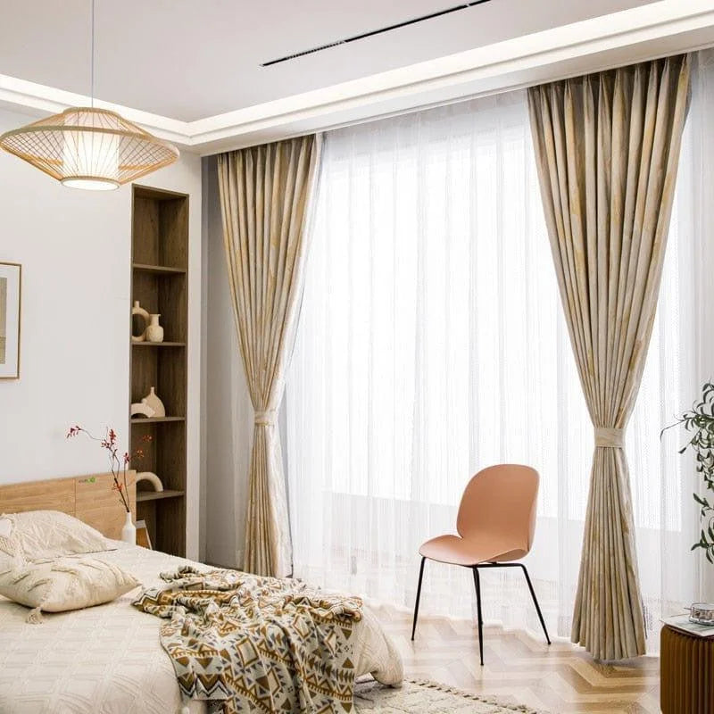 Chambre moderne avec rideaux élégants : le design épuré met en valeur un intérieur apaisant et lumineux. Décoration contemporaine avec mobilier aux lignes sobres, idéal pour une ambiance relaxante. Rideaux drapés encadrant une grande fenêtre, filtrant la lumière naturelle pour une atmosphère chaleureuse.