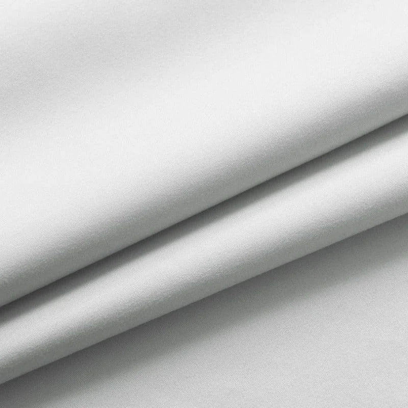 Texture élégante d'un tissu blanc parfaitement lisse, parfait pour la décoration intérieure moderne et minimaliste. Ce textile blanc est idéal pour la confection de rideaux, nappes ou accessoires d'ameublement, apportant une touche de sophistication et de pureté à tout espace.