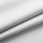 Texture élégante d'un tissu blanc parfaitement lisse, parfait pour la décoration intérieure moderne et minimaliste. Ce textile blanc est idéal pour la confection de rideaux, nappes ou accessoires d'ameublement, apportant une touche de sophistication et de pureté à tout espace.