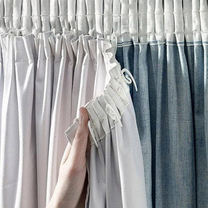 Rideaux plissés élégants avec crochets blancs, parfaits pour un ajustement facile et un style moderne dans n'importe quelle pièce de la maison. Découvrez une solution décorative idéale pour vos fenêtres avec ces rideaux polyvalents et au design soigné.