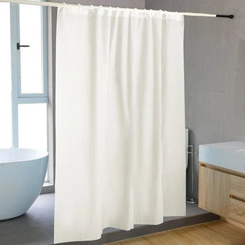 Rideau de douche blanc élégant pour salle de bain moderne, offrant intimité et style. Idéal pour compléter une décoration contemporaine et créer une ambiance apaisante dans votre espace bain. Convient à divers types de barres de douche et facile à installer.