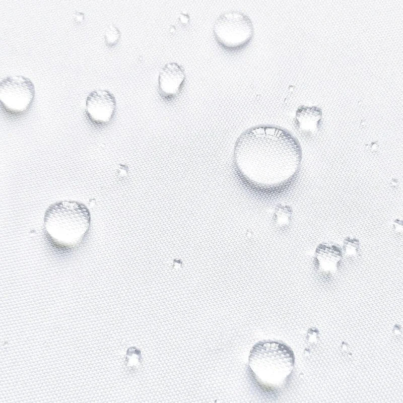 Gouttes d'eau sur tissu imperméable blanc, démonstration d'une protection efficace contre l'humidité, parfait pour vêtements extérieurs et accessoires de plein air.