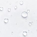 Gouttes d'eau sur tissu imperméable blanc, démonstration d'une protection efficace contre l'humidité, parfait pour vêtements extérieurs et accessoires de plein air.