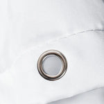 Œillet décoratif circulaire sur une couverture blanche, idéal pour ajouter une touche élégante à votre décoration d'intérieur. Accessoire utile et esthétique, compatible avec divers styles de literie et parfait pour un rendu chic et soigné.