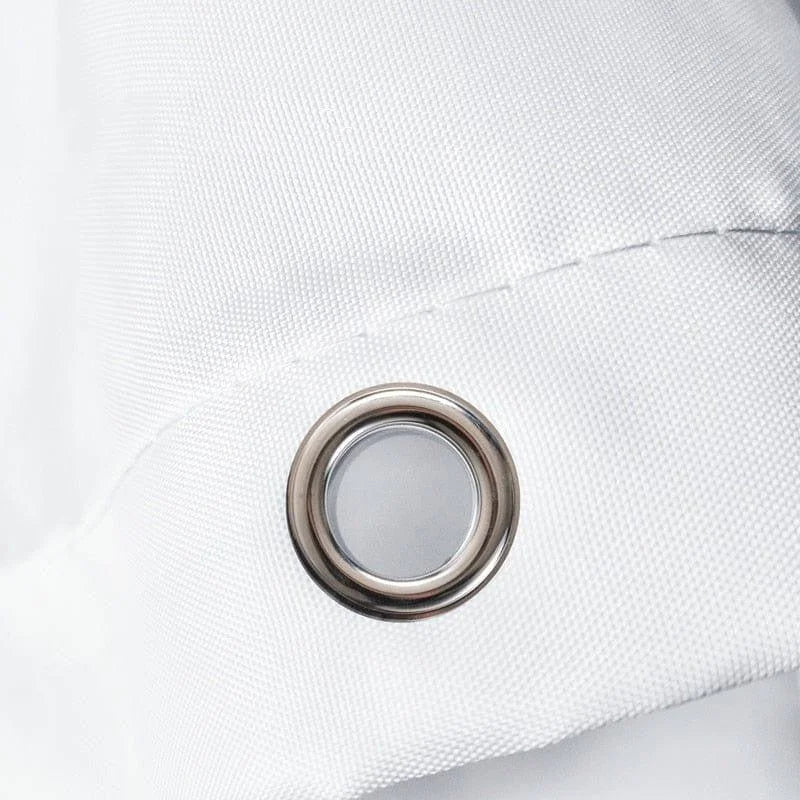 Œillet décoratif circulaire sur une couverture blanche, idéal pour ajouter une touche élégante à votre décoration d'intérieur. Accessoire utile et esthétique, compatible avec divers styles de literie et parfait pour un rendu chic et soigné.