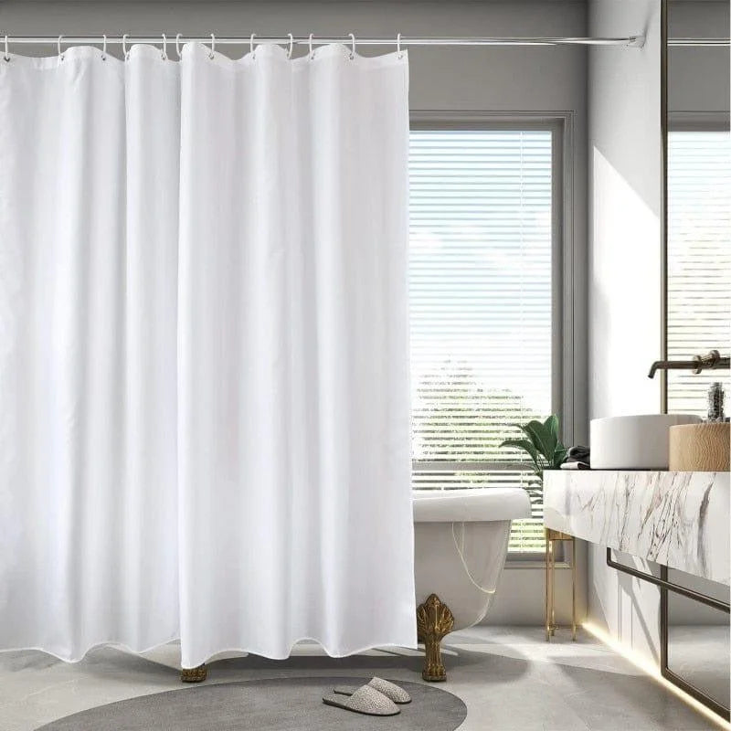 Rideau de douche blanc élégant et moderne pour salle de bain, ajoutant une touche de sophistication à votre espace. Idéal pour protéger votre sol des éclaboussures tout en améliorant l'esthétique de la pièce. Convient à tous types de décoration intérieure.