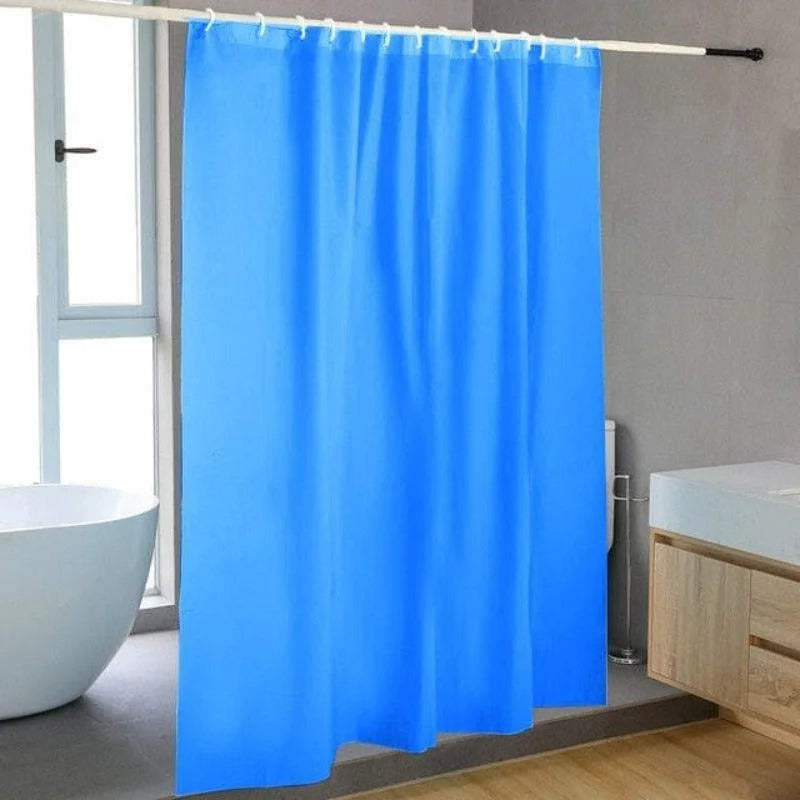 Rideau de douche bleu élégant dans une salle de bain moderne avec baignoire et meuble en bois, idéal pour une décoration épurée et fonctionnelle. Accessoire parfait pour préserver l'intimité tout en ajoutant une touche de couleur vive à l'espace.