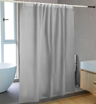 Rideau de douche gris moderne suspendu dans une salle de bain contemporaine, apportant une touche élégante et épurée à l'espace. Fenêtre lumineuse en arrière-plan, baignoire ovale et mobilier en bois clair complètent le décor harmonieux. Solution pratique pour embellir et protéger votre salle de bain.