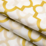 Tissu décoratif avec motifs géométriques dorés sur fond blanc, idéal pour la décoration intérieure moderne, parfait pour rideaux ou revêtements de coussins. Achetez ce tissu tendance pour ajouter une touche d'élégance à votre espace de vie.