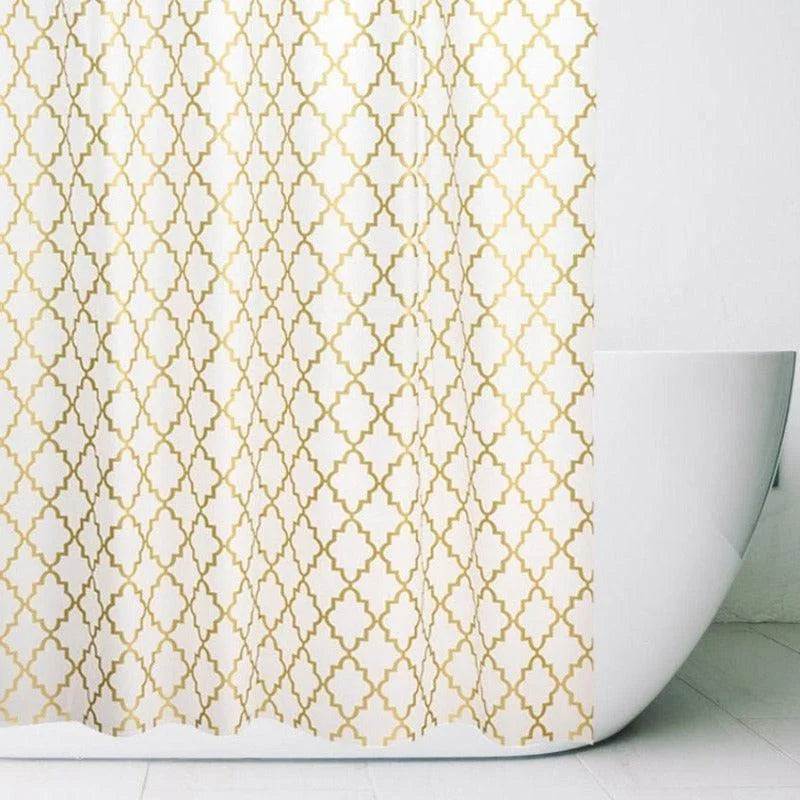 Rideau de douche élégant avec motif géométrique doré sur fond blanc, apportant une touche moderne et sophistiquée à votre salle de bain. Accessoire idéal pour une décoration raffinée et tendance, s'adaptant à divers styles d'intérieur. Facile à installer et à entretenir, ce rideau de douche offre à la fois esthétique et fonctionnalité pour un espace bain harmonieux.