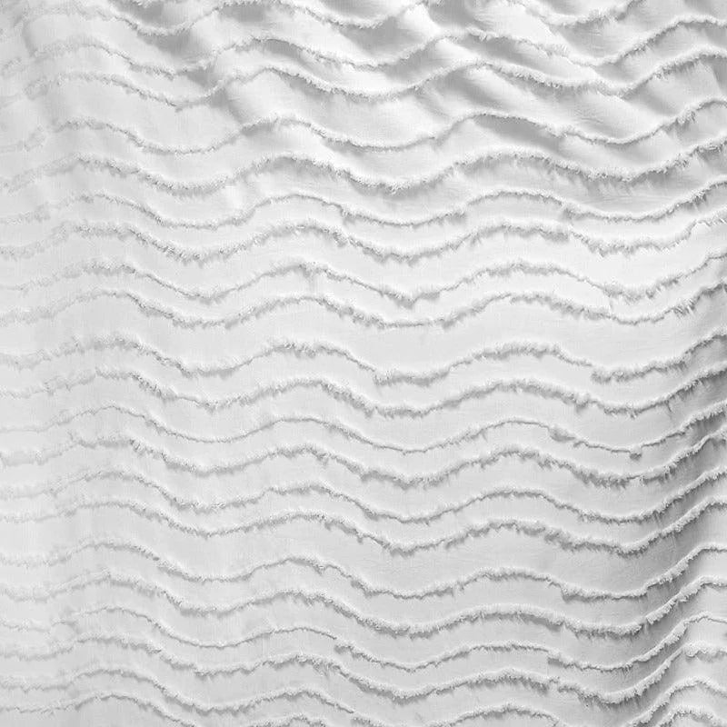 Texture élégante de tissu blanc avec un motif ondulé en relief, idéal pour la décoration intérieure ou la confection de vêtements, apportant une touche moderne et sophistiquée à toute création.