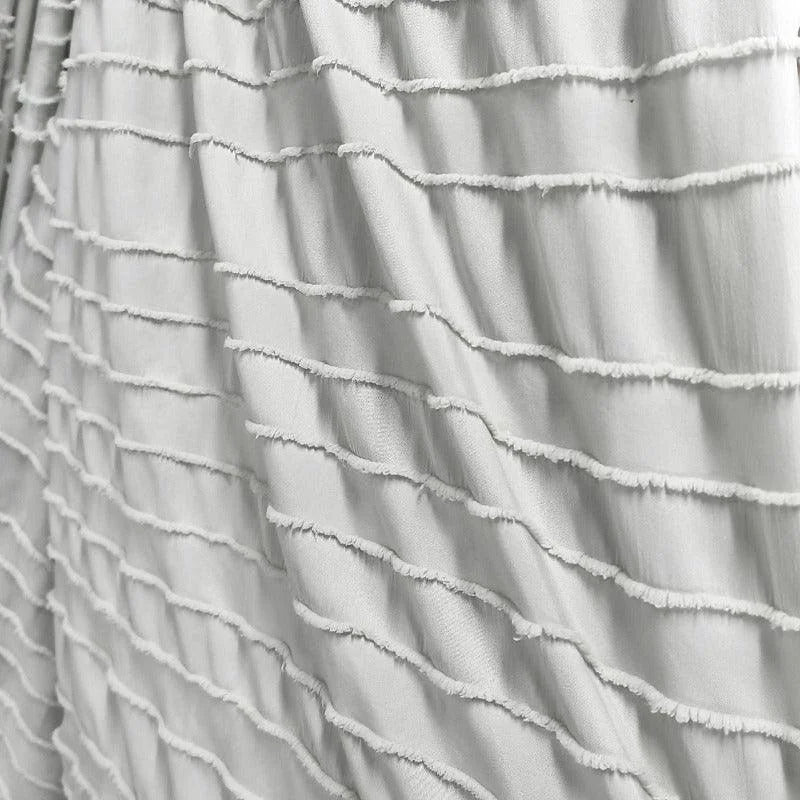 Rideau élégant avec motif plissé blanc, apportant une touche de sophistication et de modernité à votre intérieur. Idéal pour le salon, la chambre ou la salle à manger, ce rideau saura illuminer votre espace avec style. Parfait pour un décor épuré, ce textile se marie facilement avec différents styles d'intérieur, créant une atmosphère accueillante et lumineuse.