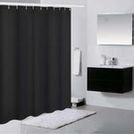 Rideau de douche noir élégant dans une salle de bain moderne, avec un tapis blanc et un meuble de lavabo suspendu pour une décoration épurée et contemporaine. Ideal pour ajouter une touche de sophistication à votre espace.