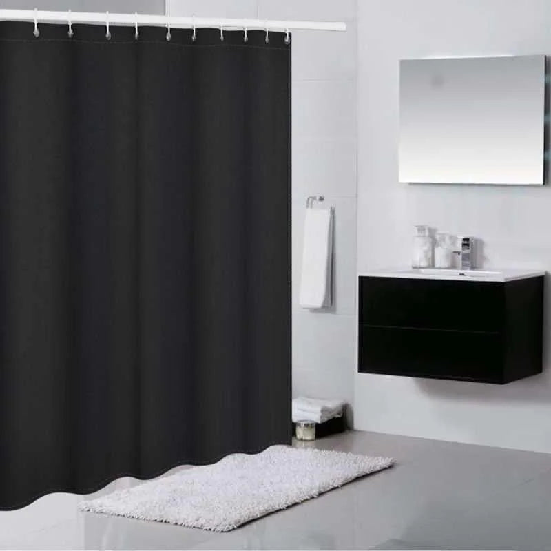 Rideau de douche noir élégant dans une salle de bain moderne, avec un tapis blanc et un meuble de lavabo suspendu pour une décoration épurée et contemporaine. Ideal pour ajouter une touche de sophistication à votre espace.