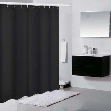 Rideau de douche noir élégant dans une salle de bain moderne, avec un tapis blanc et un meuble de lavabo suspendu pour une décoration épurée et contemporaine. Ideal pour ajouter une touche de sophistication à votre espace.