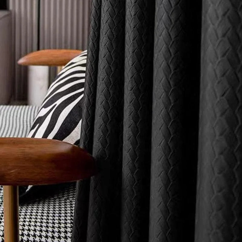Rideau noir élégant avec motif géométrique moderne, siège en bois et motif zébré en arrière-plan, parfait pour une décoration intérieure chic et contemporaine.