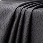 Texture élégante et moderne avec un motif géométrique en relief, idéale pour la décoration intérieure et la confection de vêtements tendance. Cette image met en avant un design raffiné et intemporel, parfait pour apporter une touche de sophistication à votre intérieur.