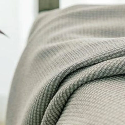 Couverture texturée gris clair pour chambre moderne, idéale pour apporter chaleur et style à votre intérieur. Parfait pour les soirées fraîches ou pour rehausser la décoration de votre lit avec une touche élégante et confortable.