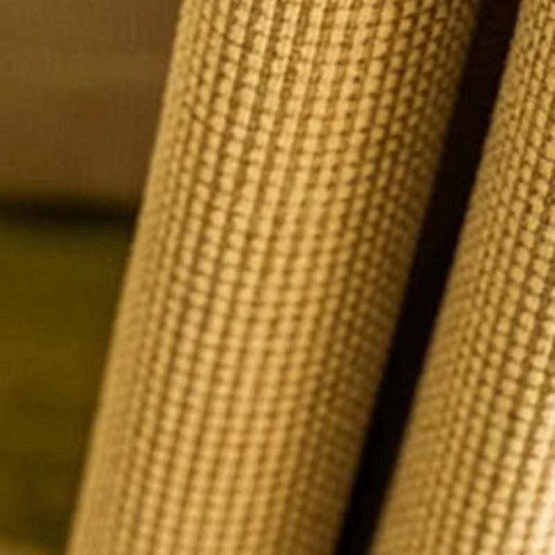 Rouleaux de papier texturé beige avec une surface en relief, parfaits pour des projets de décoration et d'artisanat. Idéal pour ajouter une touche élégante à tout intérieur et créer des designs uniques. Disponibles en diverses dimensions pour s'adapter à vos besoins créatifs.