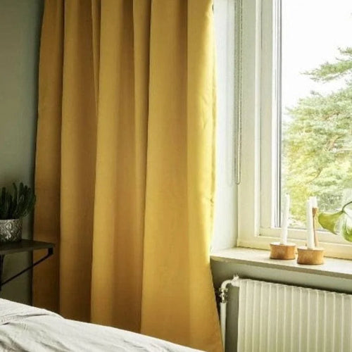 Rideaux occultants jaunes élégants pour chambre, apportant luminosité et style moderne à votre intérieur. Solution pratique pour préserver l'intimité tout en ajoutant une touche de couleur chaleureuse. Parfait pour habiller les fenêtres de votre salon ou chambre à coucher.